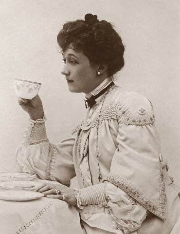 classic-photo-of-a-woman-holding-a-tea-cup-1000.jpg